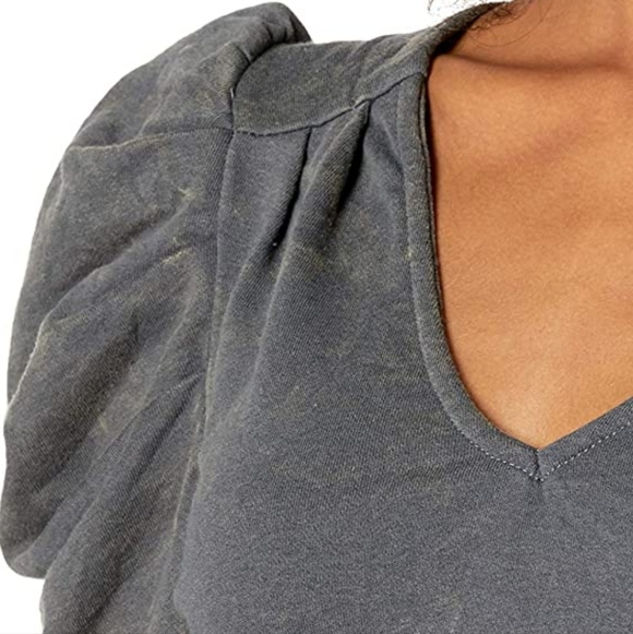 Kendall + Kylie womens Puff Sleeve V-Neck - Amazon Exclusive Sweatshirt - Picture 6 of 8
